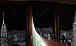 A cortina blackout furadinha dá a ilusão da paisagem