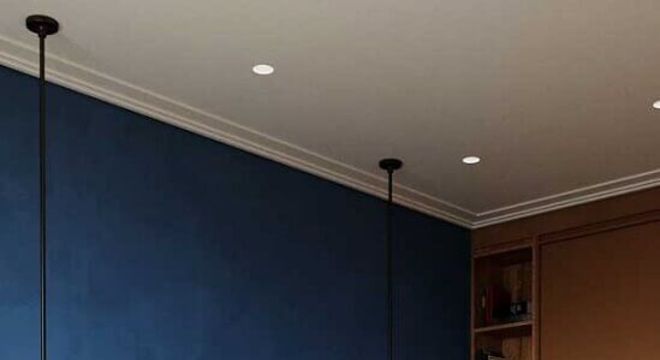 design moderno de pendente para quarto de casal com parede azul 