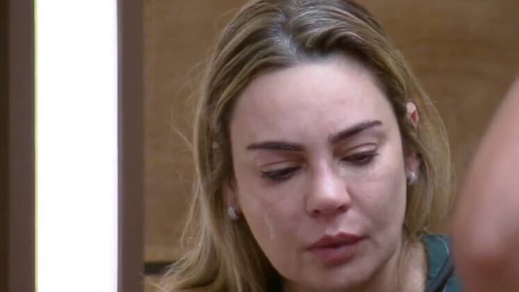 Rachel foi a primeira a pensar em abandonar o jogo. A peoa estava morrendo de saudades dos filhos, mas sua ideia foi rechaçada por Márcia Fu, que a consolou enquanto chorava e a lembrou dos motivos para se manter forte no reality. Mais calma, a jornalista abraçou a colega e lhe deu razão