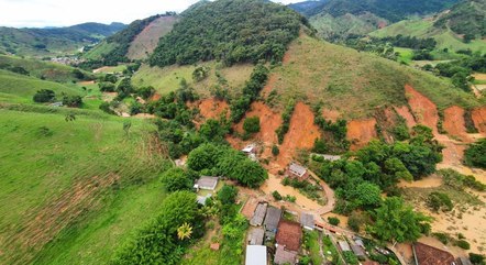 Quatro casas foram atingidas após  deslizamento em Antônio Dias (MG)
