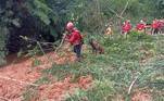 Segundo a Defesa Civil, 43 homens, policiais militares e bombeiros, trabalham nas buscas. Duas aeronaves também ajudam no atendimento às vítimas