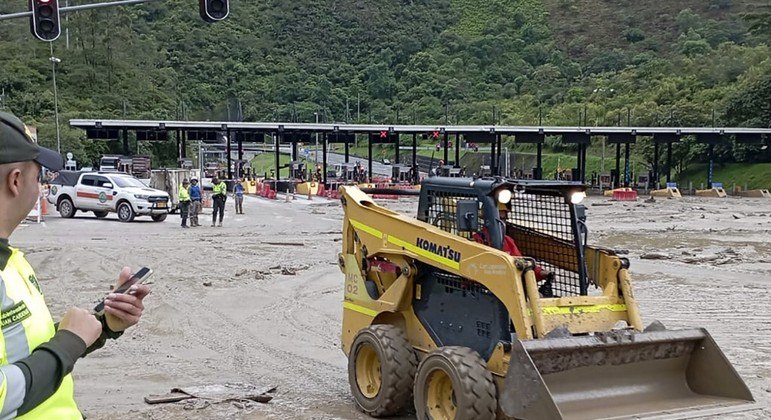 Lama alcançou quase um metro em alguns pontos e até dois metros em outros
