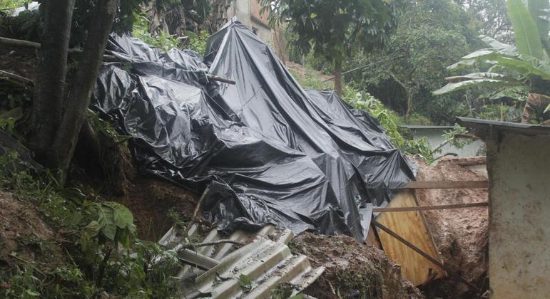 Deslizamento em Embu das Artes (SP) mata mãe e filhos soterrados