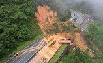 Deslizamento de terra próximo de uma rodovia no Paraná em 2022