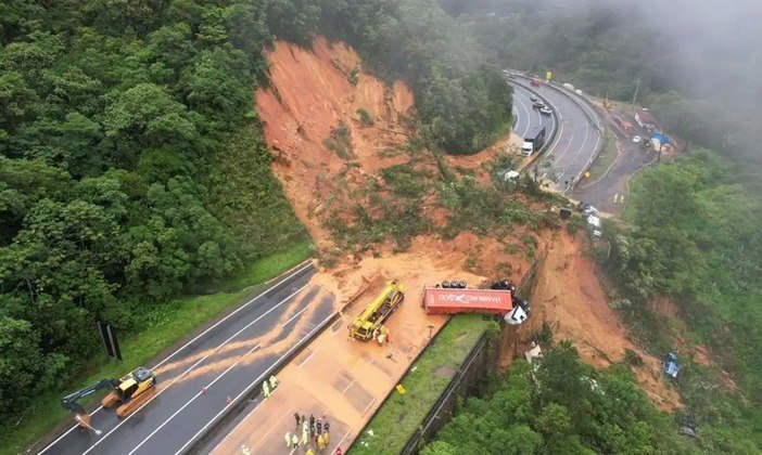 Deslizamento de terra próximo de uma rodovia no Paraná em 2022