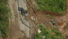 Deslizamento de terra encobre estrada em Itapecerica da Serra (SP)