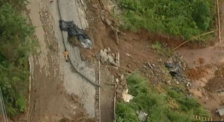 Deslizamento de terra na Estrada João Rodrigues de Moraes, em Itapecerica da Serra (SP)