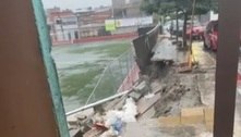 Muro de campo de futebol desaba durante temporal em SP; veja vídeo