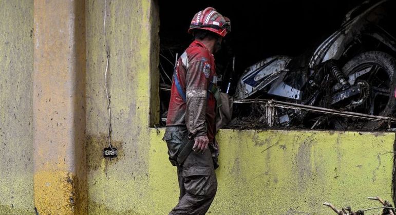 Bombeiro observa moto que foi parar dentro de uma casa