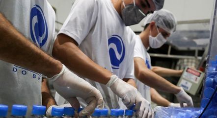 Funcionários trabalham em fábrica
