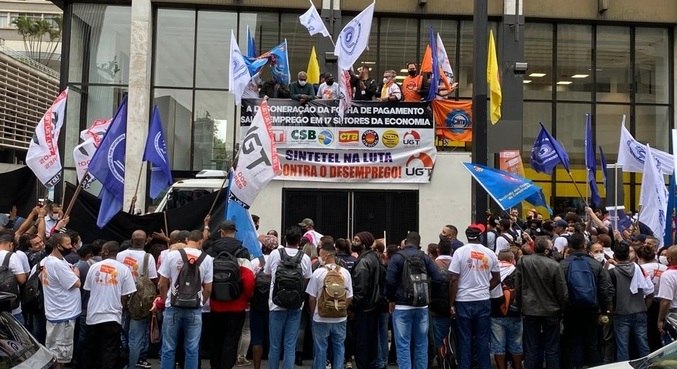 Trabalhadores promovem manifestação contra o fim da desoneração da folha