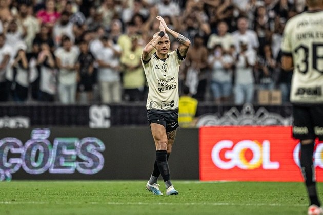 Aos 24 minutos do segundo tempo, Mano Menezes substituiu o lateral que foi aplaudido de pé por todos os torcedores presentes na Neo Química Arena e por jogadores e comissões técnicas de Corinthians e Internacional