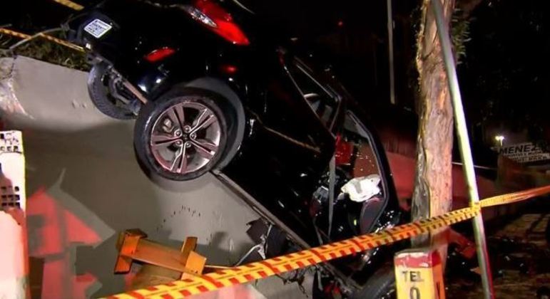 Carro despenca de viaduto em SP e atinge morador de rua que dormia
