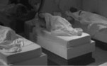 Sabe aquela levantada básica da cama para ir beber água? Aparentemente
é um ótimo momento para checar a despensa! Ao perceber a presença de guloseimas
nas prateleiras, Faby Monarca amontoou várias em sua blusa e as carregou,
sorrateiramente, até o quarto, onde as enrolou e escondeu em um lençol. Esperta, hein! 
