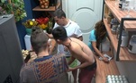 Basta o menor sinal de que a despensa está novamente cheia
para os participantes fazerem a festa por lá! Na madrugada, Thiago Servo, Tiago
Dionisio, Daniel Toko e Gyselle Soares aproveitaram a calmaria da casa para
explorarem as novidades no ambiente. Enquanto a atriz comeu algumas bolachas, o cantor tomou um refrigerante