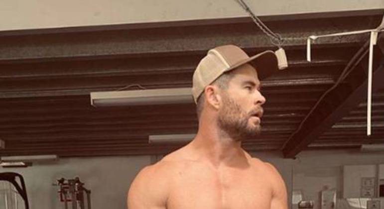 Esposa de Chris Hemsworth convida fãs para verem o ator pelado em