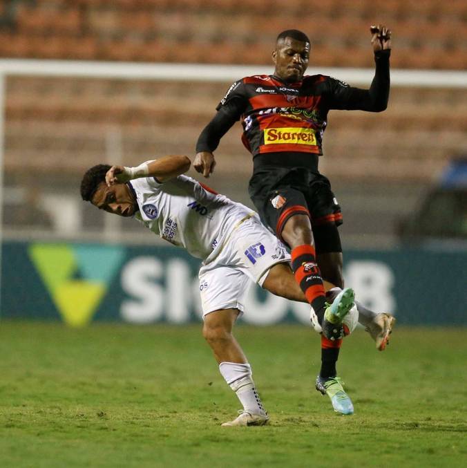 Lateral Pacheco, do Ituano, em jogo contra o Bahia