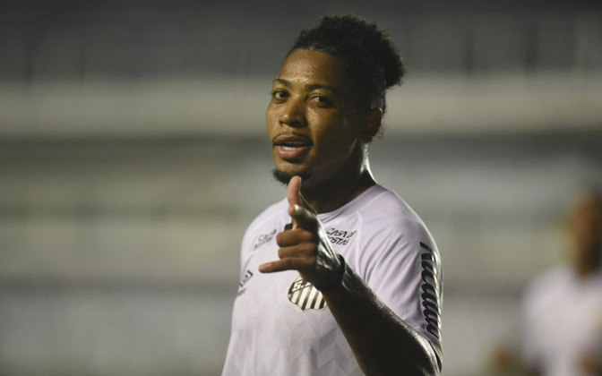 Destaque do Santos, Marinho tem ótima média com a camisa do Peixe, anotando 17 gols em 26 jogos, se tornando peça fundamental no esquema de Cuca.