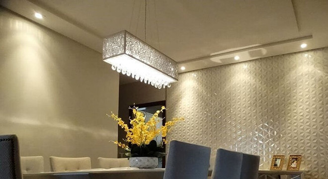 Destaque sua sala de jantar incluindo uma parede com placa de gesso 3D