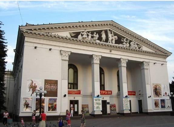 Destaque também para o Teatro de Mariupol, local de apresentações e de encontro para intercâmbio cultural. 