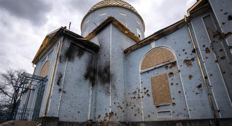 Edifício danificado após um bombardeio em Dergachi, Ucrânia em 23 de abril