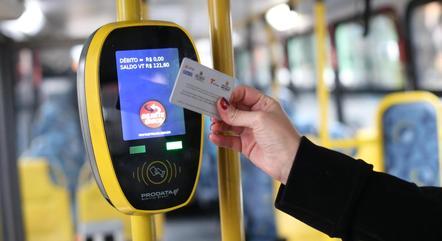 Detalhe de Bilhete Único em catraca de ônibus em São Paulo