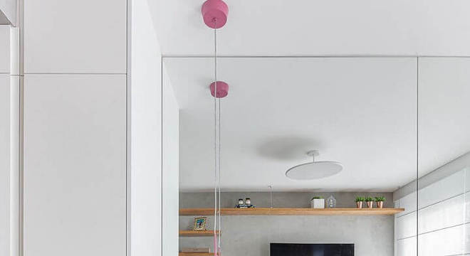 detalhes em madeira para quarto de casal na cor branca 