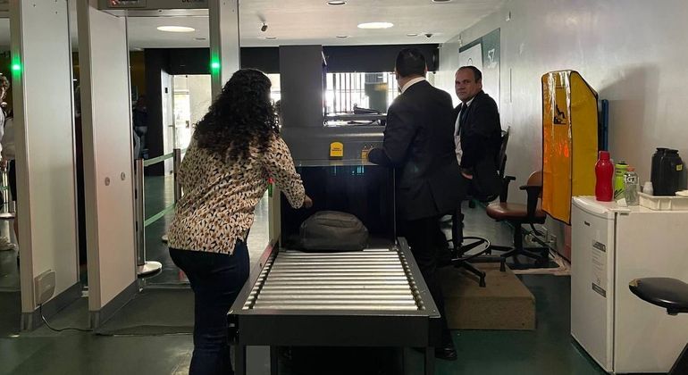 Para acessar a Câmara, é necessário passar pelo detector de metais