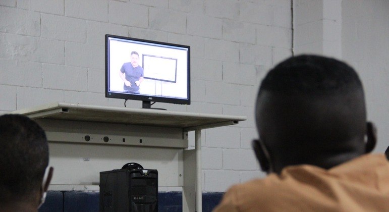 Detentos acompanham aulas online do cursinho preparatório para as provas do Enem
