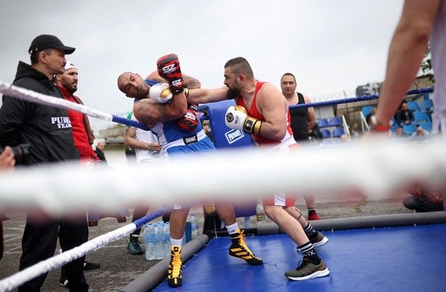 Presidiários participam de torneio de boxe sob o slogan 