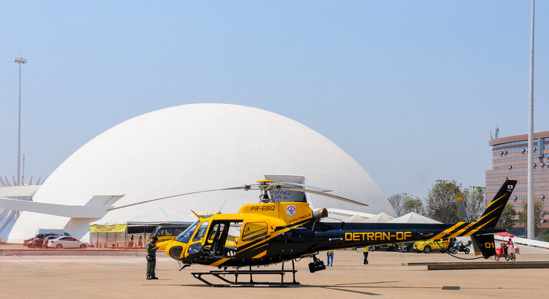 Helicóptero do Detran-DF pousado na Esplanada dos Ministérios