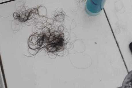 Samantha mostra a quantidade de cabelo que perdia a cada lavagem com produtos da DevaCurl