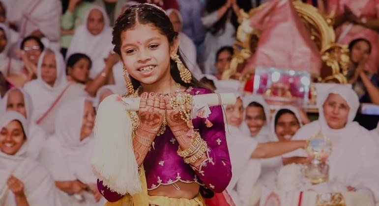 Devanshi Sanghvi faz parte de religião que rejeita posses materiais