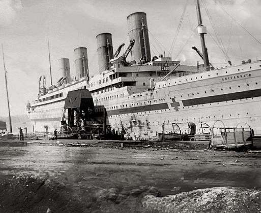 Devido às lições aprendidas com o desastre do Titanic, o Britannic foi equipado com botes salva-vidas adicionais e outros equipamentos de segurança. 