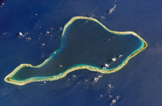 Devido às questões de defesa e discrição, o serviço de mapas do Google não reproduz ou compartilha a posição exata da ilha, situada no oceano Pacífico