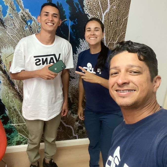 Mergulhador devolve telefone encontrado no lago Paranoá