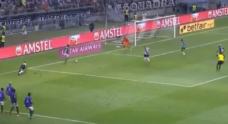Deyverson foi amador, imprudente, alienado. Mas não teve a menor participação no gol
