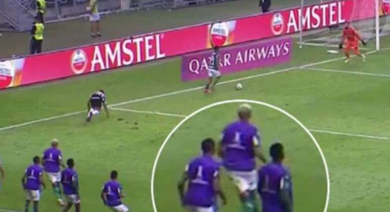 Deyverson longe da jogada de gol do Palmeiras. Conmebol rejeitou pedido de anulação