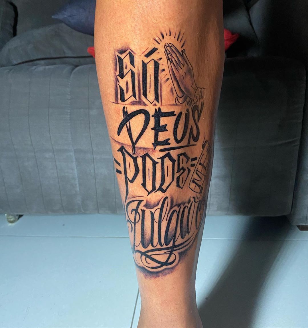 A resposta de Deyverson. Tatuada na própria pele. Se sente injustiçado