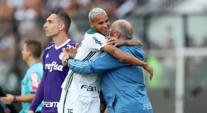 Deyverson comemora com Felipão o gol do título em São Januário
