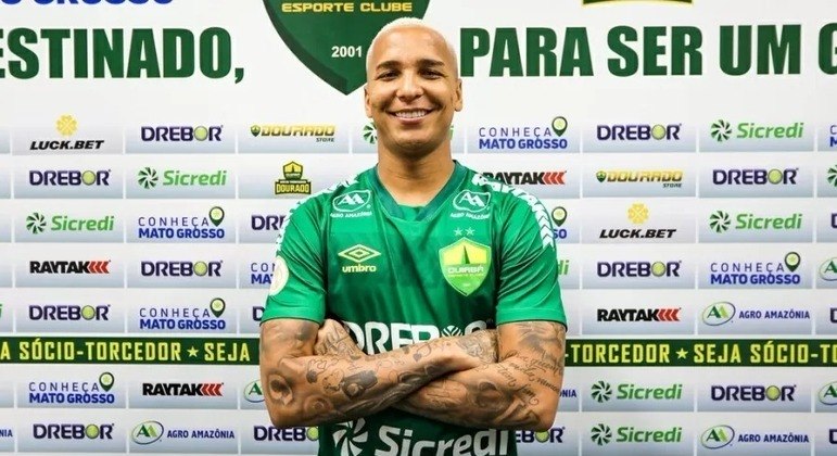 Deyverson chega ao Mato Grosso, realiza exames e já assina contrato com Dourado