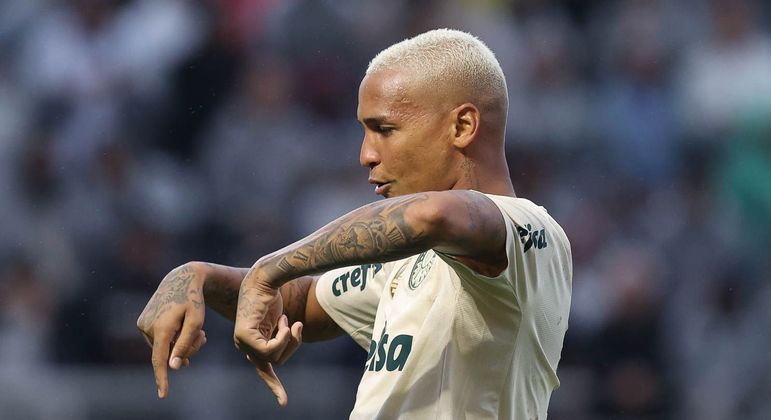 Deyverson dança depois de marcar o gol de empate diante do RB Bragantino, pelo Paulistão