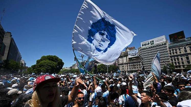 Dezenas de referências e homenagens a Maradona estiveram presentes na comemoração. 