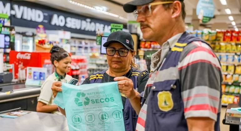 Equipe do DF Legal fiscalizando sacolas em um supermercado 