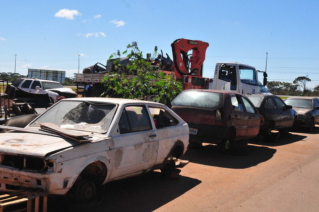 Carros são recolhidos em operação da Secretaria de Segurança Pública