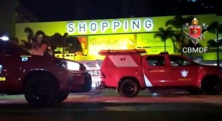 Veículos do Corpo de Bombeiros durante ocorrência no DF Plaza Shopping, em Águas Claras