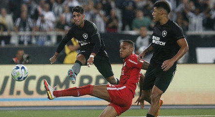 Di Placido marcou o segundo gol do Botafogo