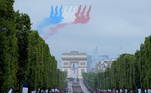 O desfile de hoje foi aberto pela esquadrilha acrobática Patrouille de France, que tingiu o céu com faixas de fumaça azul-branco-vermelha
