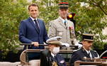 Antes do desfile, o chefe de Estado havia descido a Champs-Élysées, sob um céu nublado, em uma viatura de comando com o chefe do Estado-Maior, o general François Lecointre, que termina seu mandato em poucos dias e será sucedido pelo atual chefe do Estado-Maior do Exército, Thierry Burkhard