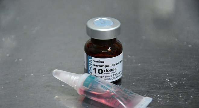 Vacina contra o sarampo é dada em duas doses, sendo a primeira ao 12 meses